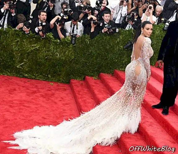 Kim Kardashian a Kanye West dorazia na gala kostýmový inštitút Metropolitného múzea múzea umenia v roku 2015 na počesť poslednej výstavy múzea „Čína: cez zrkadlo“ 4. mája 2015 v New Yorku. AFP FOTO / TIMOTHY A. CLARY