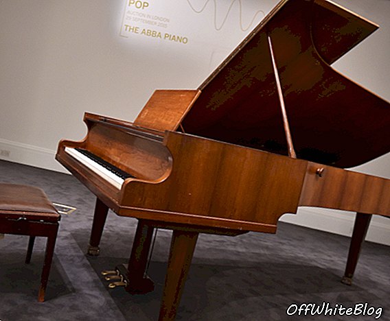 Fortepian ABBA wystawiony na aukcję w Londynie