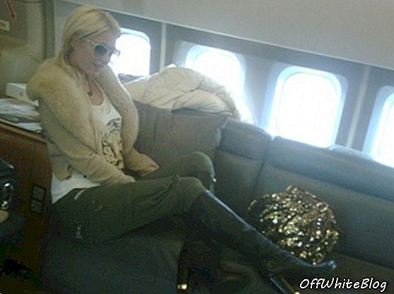 Parīze Hiltone tweets attēlus no viņas privātās lidmašīnas