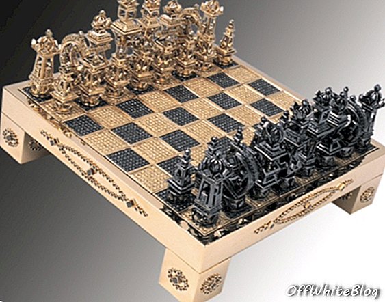 Īpaša ekstravagance: 18 k cieta zelta šaha komplekts