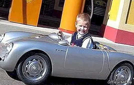 Beckham's zoon zoomt in £ 50.000 Porsche speelgoedauto
