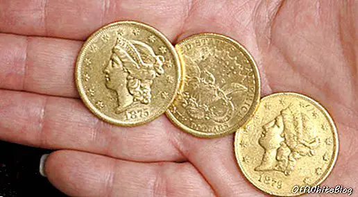 Mujer intercambia monedas raras por víveres