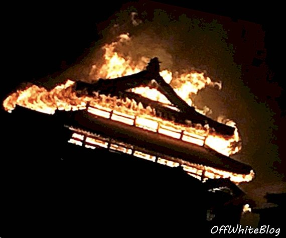 Symbole du royaume Ryukyu d'Okinawa, le château de Shuri détruit pendant la nuit