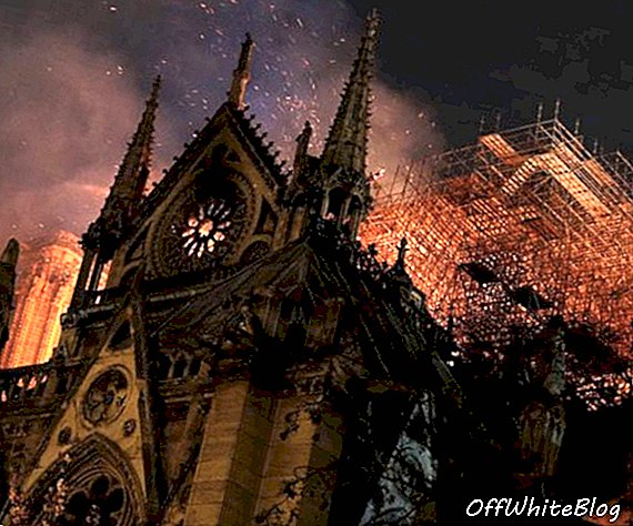 Uguns plosās, kad strādnieki steidzas ietaupīt Notre Dame dārgakmeņus