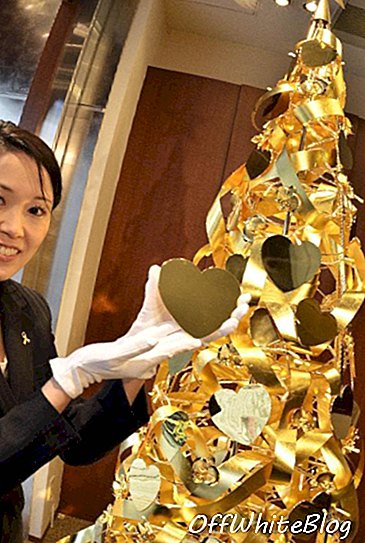 Золотая новогодняя елка на выставке в Токио