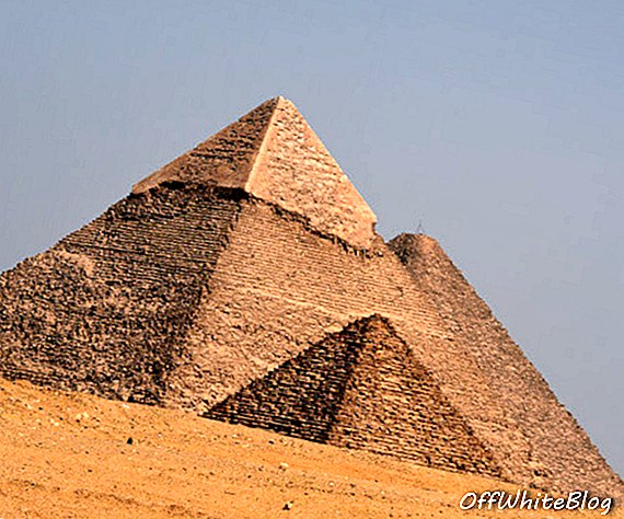 17 momias descubiertas alrededor de las pirámides de Giza en El Cairo, Egipto central