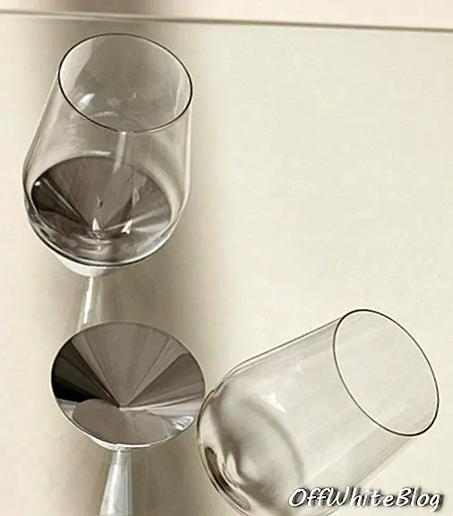 Glasset adskilles fra metalbunden