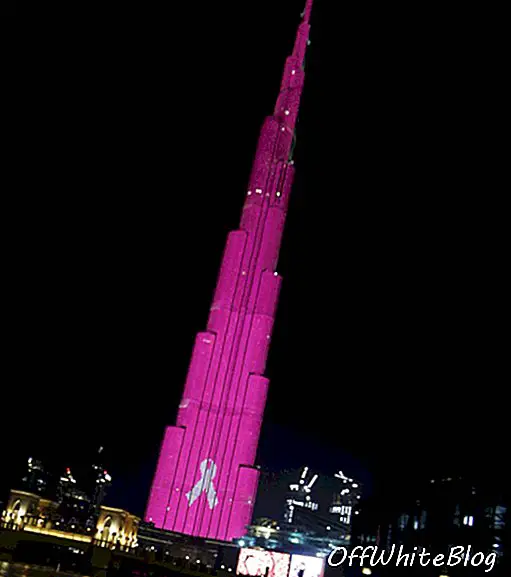 Dubaj svetla Burj Khalifa hore v ružovej farbe