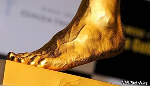 Pie de Lionel Messi en oro macizo