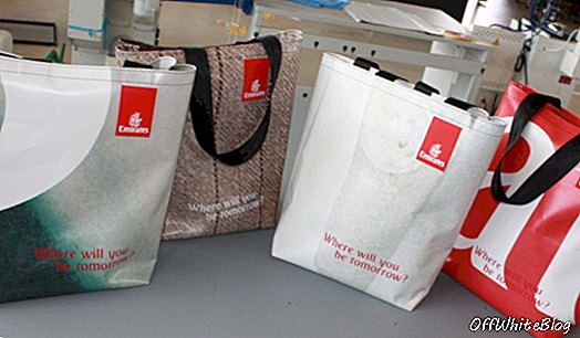 Emirates recicla carteles de vallas publicitarias en bolsas de compras