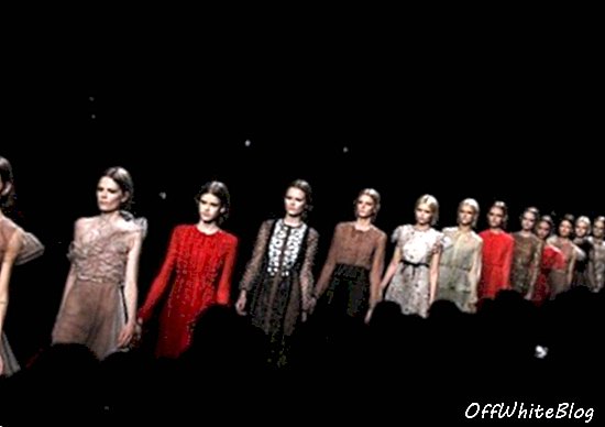 عرض أزياء فالنتينو ربيع 2011
