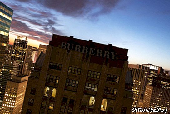 Burberry menyala latar langit New York