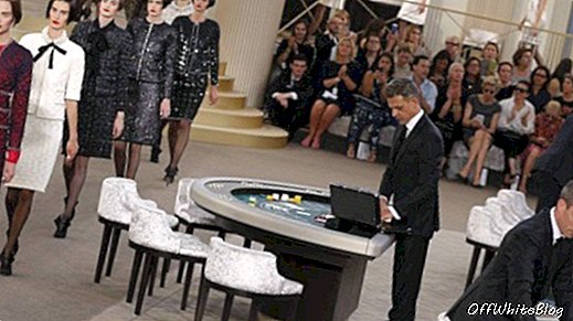 Modellen presenteren creaties van de Duitse ontwerper Karl Lagerfeld als onderdeel van zijn modeshow Haute Couture Fall Winter 2015/2016 voor het Franse modehuis Chanel in het Grand Palais in Parijs