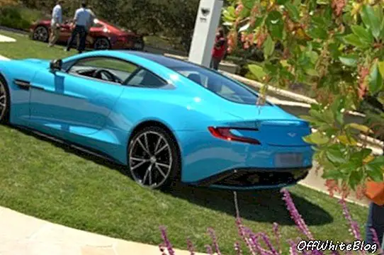 bleu bébé Aston Martin Vanquish