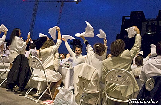 Na stotine se udeležuje londonskega pop-up piknika, oblečenega v belo