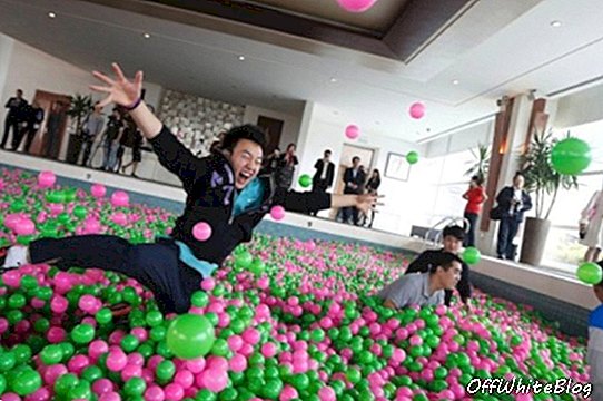 Шанхайский отель создает крупнейшую в мире яму с мячом