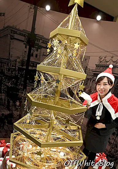 Το Τόκυο παίρνει 2 εκατομμύρια δολάρια Χριστουγεννιάτικο δέντρο