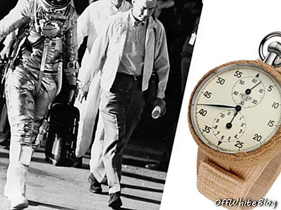 משמאל לימין: האסטרונאוט ג'ון גלן; העתקים של לוח הזמנים של TAG Heuer שלבש גלן