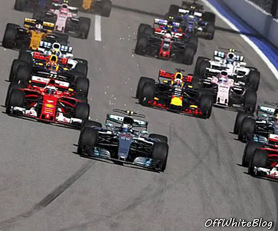 Gran Premio di F1, Sochi: Valtteri Bottas di Mercedes AMG celebra la prima vittoria del trofeo
