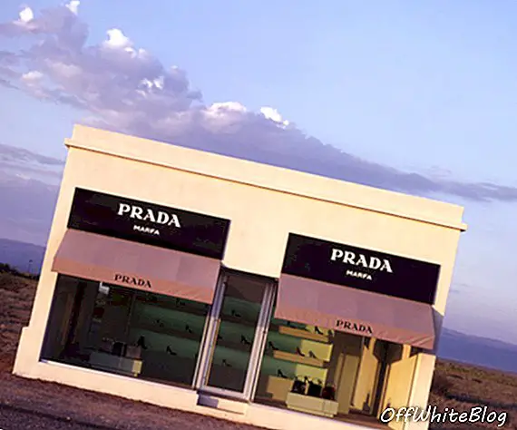 Modeentusiaster strømmer til Texas for en replikeret Prada Boutique-oplevelse