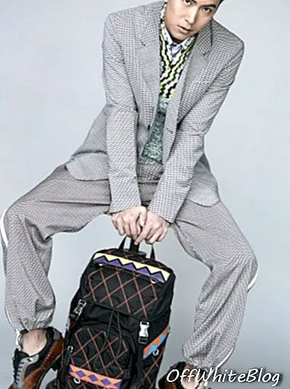 Tato bavlněná bunda Prada - jako ta, kterou měl Jude Law na sobě ve vizuálech kampaně, je navrstvena na vlněnou vestu Prada, bavlněnou košili, kalhoty, kožené boty a spárována se svými třemi tónovými koženými botami v brýlích. Kožený batoh je jen polevou na dortu.