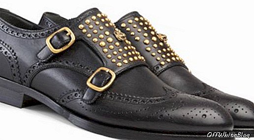 Meine Empfehlung? Der Gucci Queercore Brogue Monk Schuh: Ein Monk Style Schuh mit Doppelriemen kombiniert traditionelle Brogue Details mit einer Punk Ästhetik. Abgerundete Nieten und ein Katzenkopf aus Metall verschönern die Vorderseite.