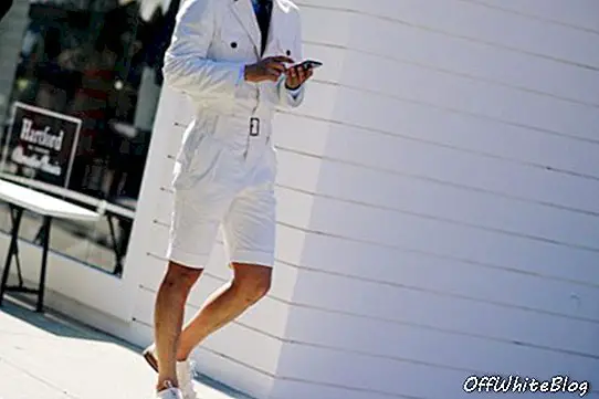 Цей знімок Pitti Uomo 92 Адама Каца Сіндінга показує, як чоловіки можуть витягнути стильний повсякденний короткий костюм із курткою сафарі.