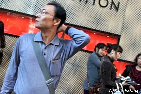 Kiinalainen turisti Louis Vuitton -myymälä