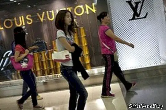 Çin'de lüks alışveriş yapanlar