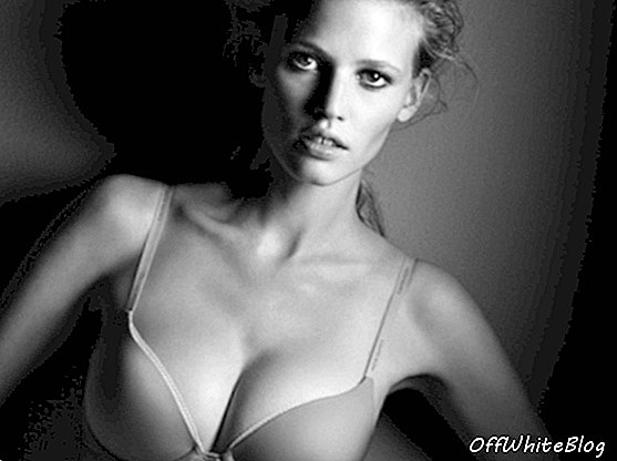 Lara Stone schittert in de nieuwe ondergoedadvertentie van Calvin Klein