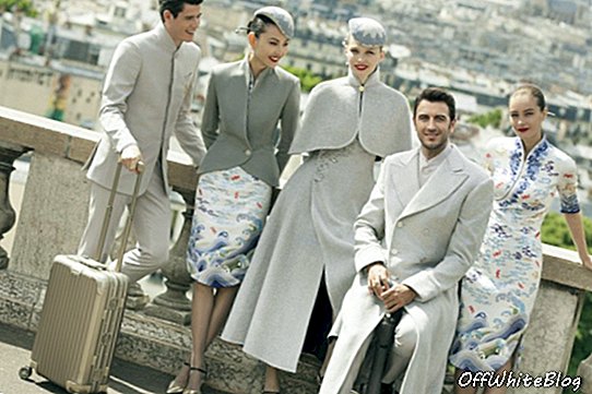 Yeni Hainan Airlines couture mürettebat üniformalarının Batı tarzı örtüsünde, popüler uluslararası moda unsurlarının yanı sıra yüksek kaliteli profesyonellik duygusu da var.