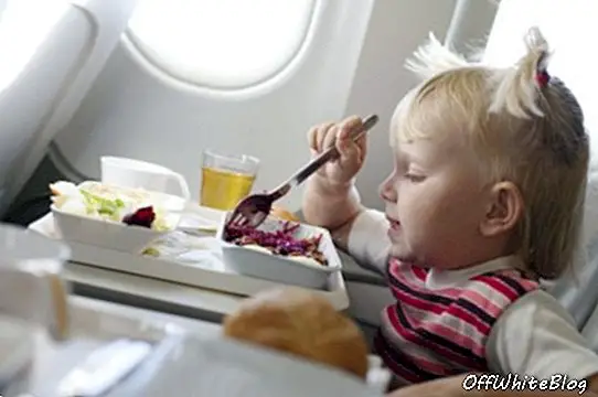 lapsi syö lentokoneessa