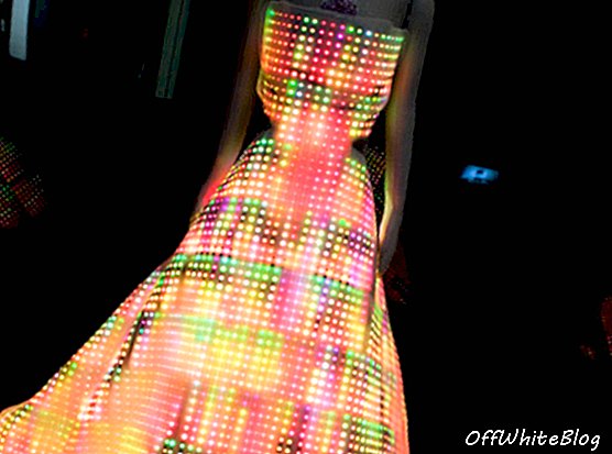 Kaunis mekko, joka on valmistettu 24 000 LEDistä