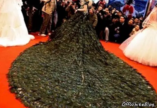 Chińska suknia ślubna z piórkami pawia