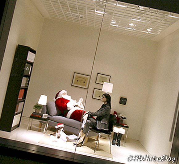 Прозорци на Moschino's Store: Santa in Therapy