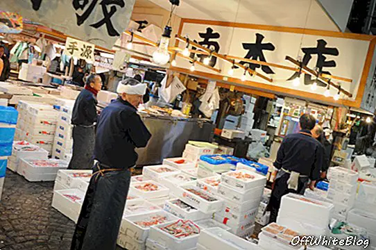 Tokio pone movimiento de mercado de pescado de Tsukiji en hielo