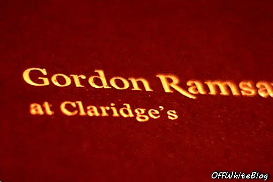 런던에서 Claridge 's를 떠나는 Gordon Ramsay