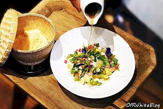 Salade de fleurs comestibles locales de mi-mousson avec des crevettes de l'océan écrasées de Bo.Lan. Image reproduite avec l'aimable autorisation de la page Facebook de Bo.Lan
