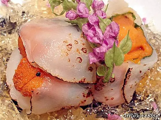 'Uni' oder essbare Portionen Seeigel, eingewickelt in frische Jakobsmuschel. Bild mit freundlicher Genehmigung von Sushi Mitsuya Facebook Page
