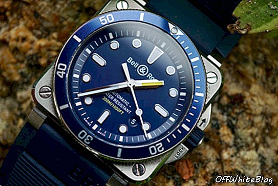 Bell & Ross Diver Blue er bemerkelsesverdig robust.Denne forfatteren kan attestere for å dra uret gjennom sandig, grunt vann og senere fremdeles kunne betjene rammen jevnt. Bilde: Jonathan for World of Watches