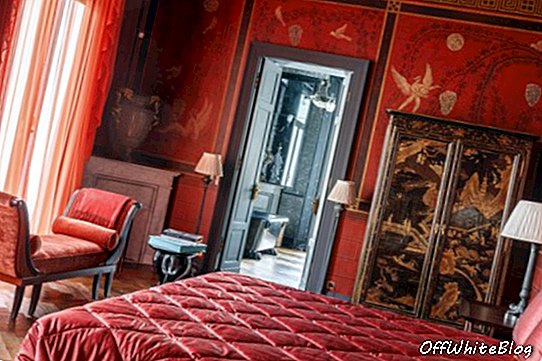 Keanggunan dunia lama klasik dari kamar double standar di dalam rumah liburan yang mewah.
