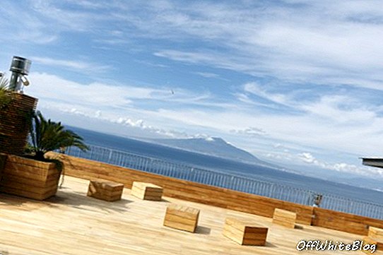 Terasa de pe acoperișul Villa Astor Sorrento oferă vedere la mare la 180 de grade în largul Golfului Napoli