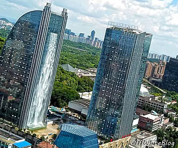 Ένα καταρράκτη 350 ποδιών καταρράκτη κάτω από ένα νέο ουρανοξύστη στο Guiyang της Κίνας