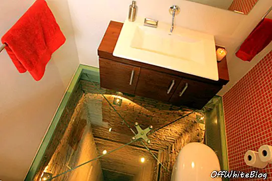 Salle de bain au sol en verre sur une cage d'ascenseur de 15 étages