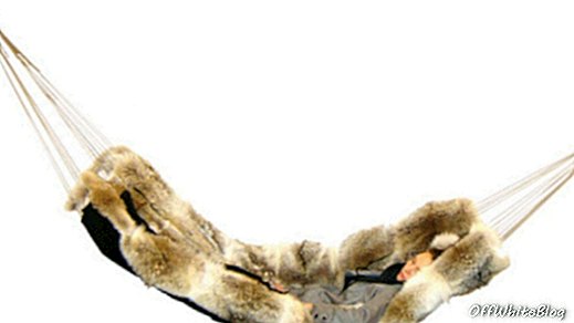 Hamaca de piel de coyote para la relajación peluda
