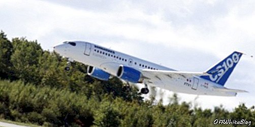 Uut pommitajalennukit CSseries näidatakse Mirabelis, Quebecis pärast esmakordset starti 16. septembril 2013. Bombardier Inc. viis lõplikud ettevalmistused oma CSeriesi neiukese lendu 16. septembril 2013, lootes tõlkida oma ambitsioonid purustada Airbusi ja Boeingi duopoly Kanada kõige ambitsioonikama reaktiivlennuki kiiremasse müüki. Reaktiivlennuk lendas Bombardieri Mirabeli tehasest Quebecis, piirates oma klassi esimese täiesti uue lennuki 5-aastase, 3,4 miljardi dollarise arendamisega aastakümnete jooksul. AFP FOTO / CLEMENT SABOURIN