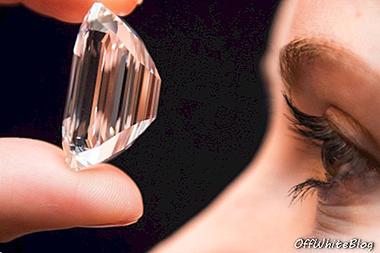 Un diamant de 100 carats `` impeccable '' exposé à Dubaï