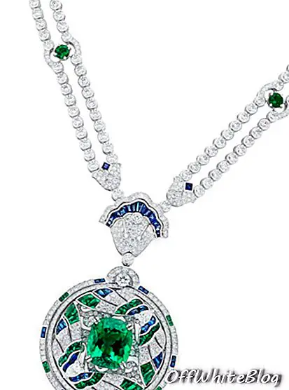 „Van Cleef & Arpels Émeraude en majesté“ Uodegos papilonų karoliai su pagalve supjaustytu 16,52 karatų „Chivor“ Kolumbijos senosios minos smaragdu kartu su mėlynais safyrais, smaragdais, deimantais ir dirbtiniais perlais.