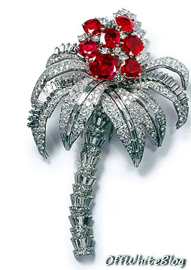Klip Palm Tree Cartier, yang merupakan pesanan khusus yang dibuat pada tahun 1957, menawarkan tujuh batu rubi Burma berbentuk bantal yang luar biasa