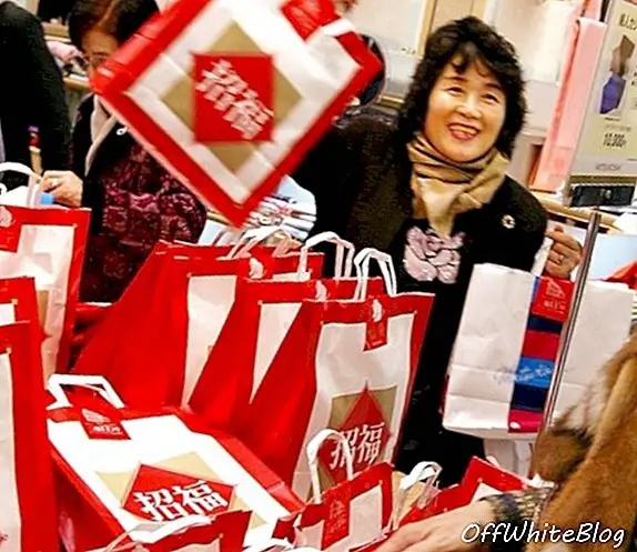 Јапан продавница нуди торбу за срећу са драгуљима од 250.000 долара